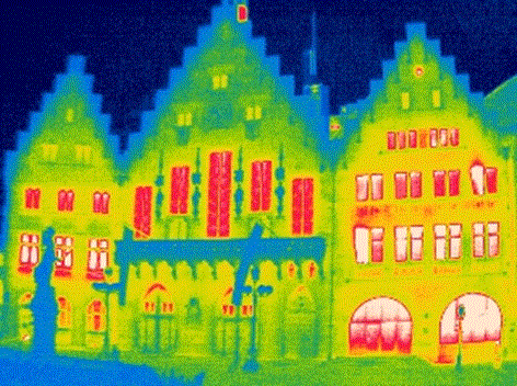 Titel: Infrarotbild Rathaus Rmer - Beschreibung: Das Bild zeigt das Rathaus Rmer als Infrarotaufnahme. Die Fenster sind rot, die Wnde gelb bis grn, der Balkon und der Himmel sind blau.